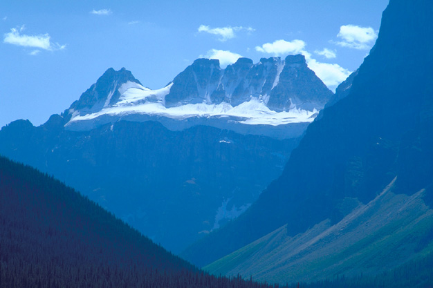 �X�͂�����r�f���g�R(��3,084m)�ƃN�A�f�B�A�R(�����̘A�R3,173m)�A��O�̒J�̓o�x���k�J)