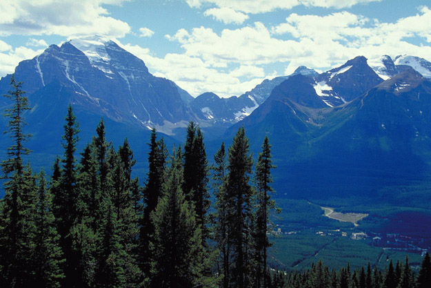 Mt. Temple(A3,543mABanff National Park̍ō)A炢񉺂ĉEɓoPinnacle Mtn.(3067m)AOSheol Mtn(2,779m), Ԃ̒JParadise Valley (CNC[YShr[|Cg)