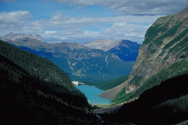 CNC[YƃVg[ቺɁBSlate Range̎RB (Plain of Six Glaciers Trail ̋AH)@