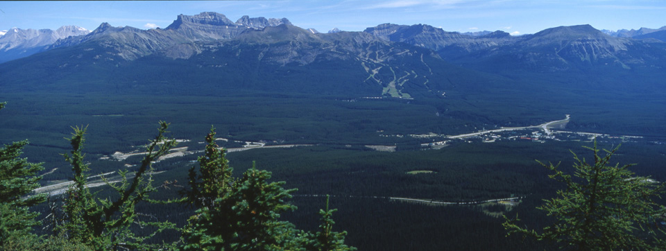 Mt. Richardson(̃s[NA3,086m)LipalianMt.(E[̃s[NA2,714mjցAE̎Ζʂ̓[NC[YXL[ƃShGO̒JBOWTrans-Canada HighwayCanadian Pacific Railway  | Little beehive(2,210m)̃r[|Cg