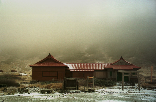 Sucluded-Hakusan-shrine at Muro-do under thick fog 10/96(70kb)