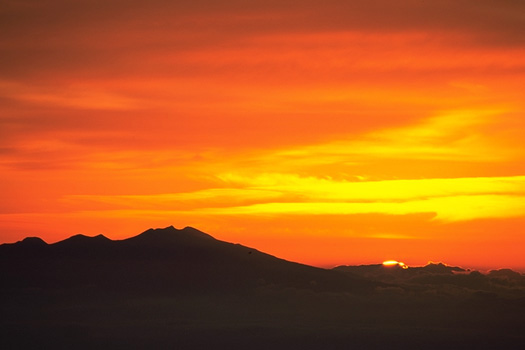 sun rize at Mt. Hakusan Gozen-po summit. The left peak above is far Mt. Norikura-dake. R70-200x2)