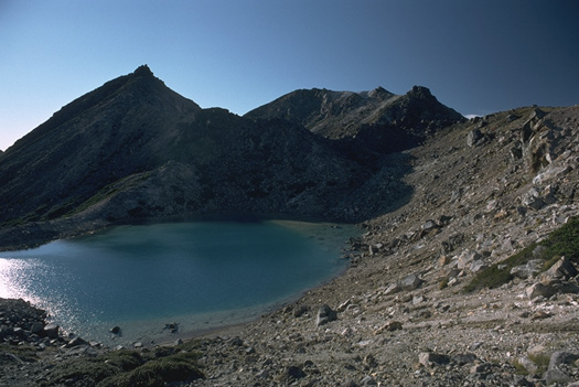 Midori-ga-ike Pond, Mt. Ken-ga-mine(left) & Gozen-po(right, 2702m,highest peak in Mt. Hakusan Range.), SA21/4AKR)