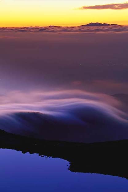 the Flow of Clouds at Twilight - at right under the summit of Mt. Norikura-dake./ɉ_