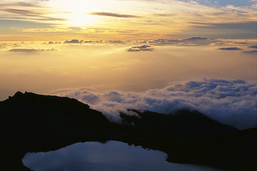 the Space between Heavn and Earth and far Mt. Hakusan (at right under the summit)(R70-180)