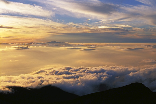 the Space between Heavn and Earth and far Mt. Hakusan (at right under the summit)(R70-180)